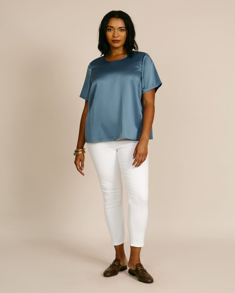 Front of a model wearing a size 12 Good Legs Crop in White001 by Good American. | dia_product_style_image_id:227131